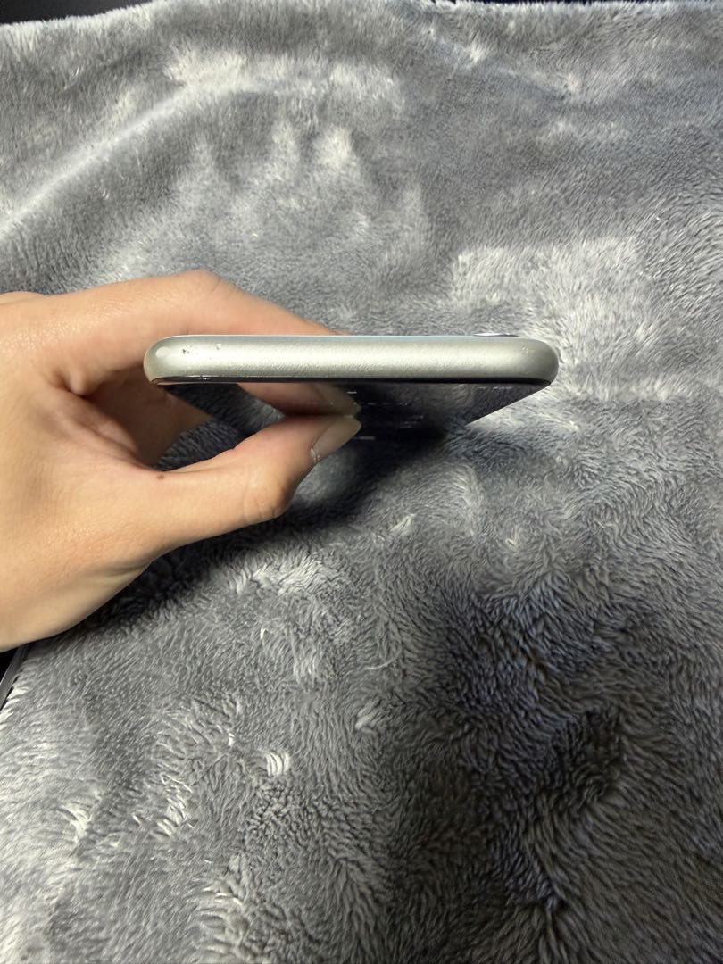 Apple iPhone 11 ホワイト （SIMロック解除済み）