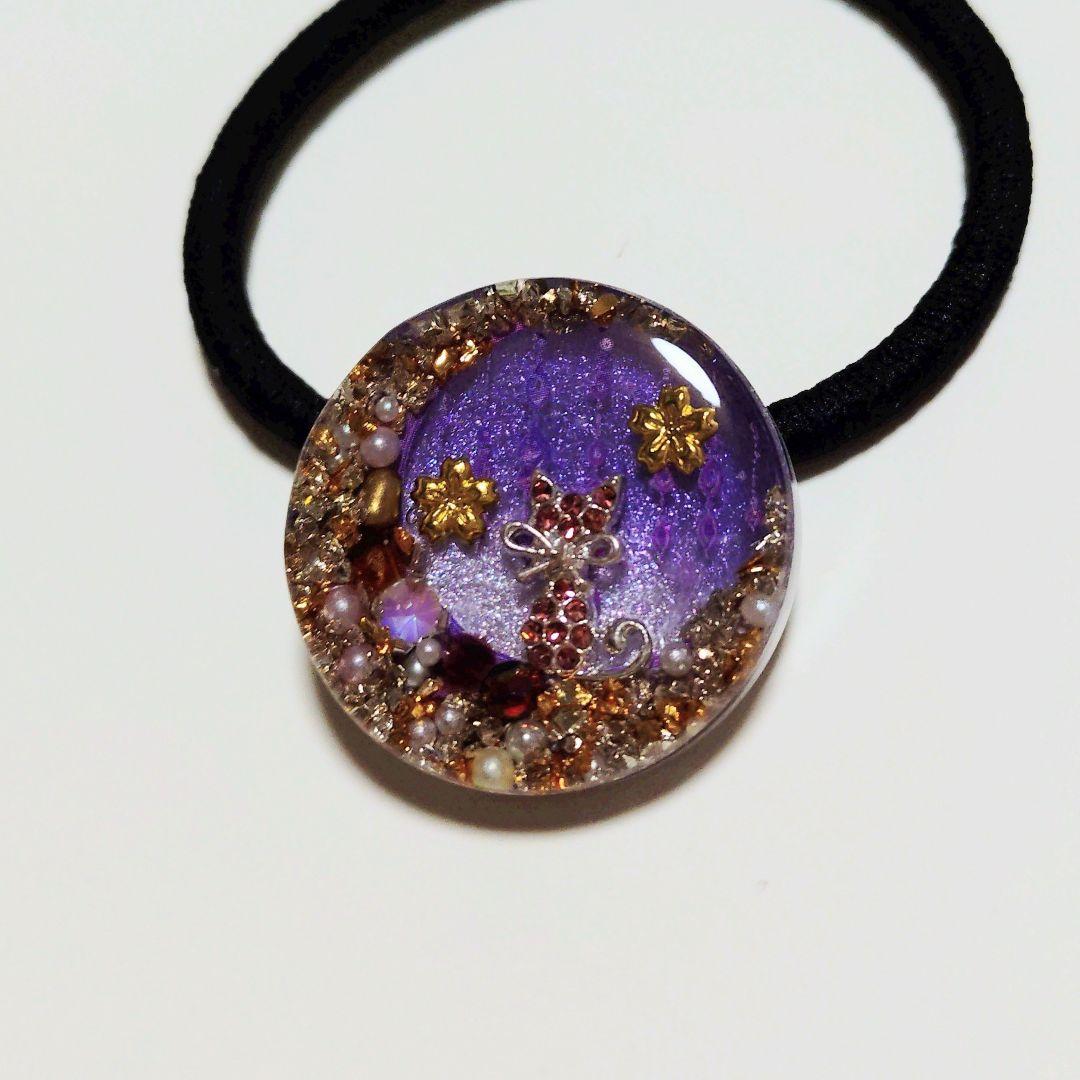 No.555　レジン ヘアゴム キーホルダー ピンバッジ 月ねこキラキラビジュー