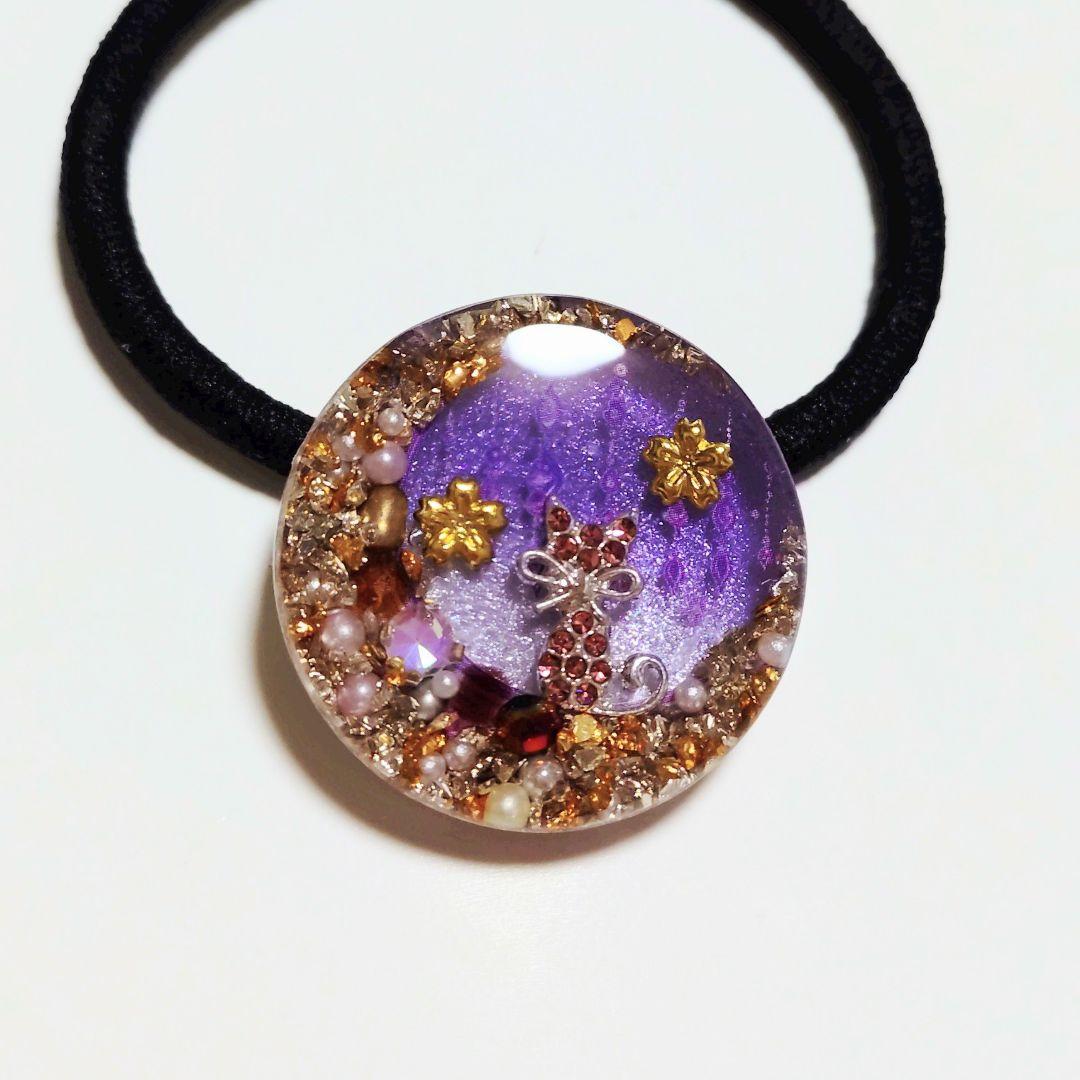 No.555　レジン ヘアゴム キーホルダー ピンバッジ 月ねこキラキラビジュー