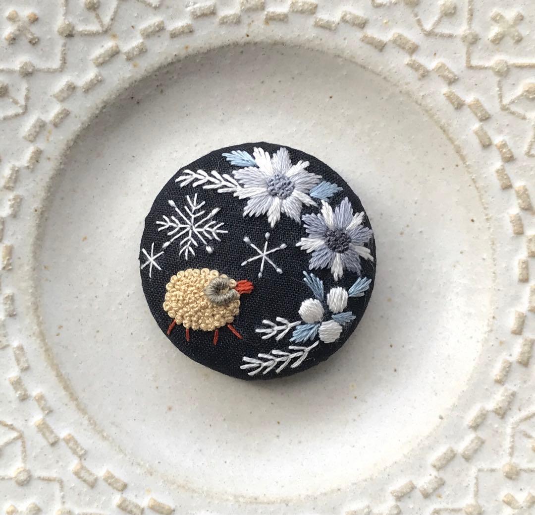 刺繍ブローチ　ハンドメイド　アッコちゃん