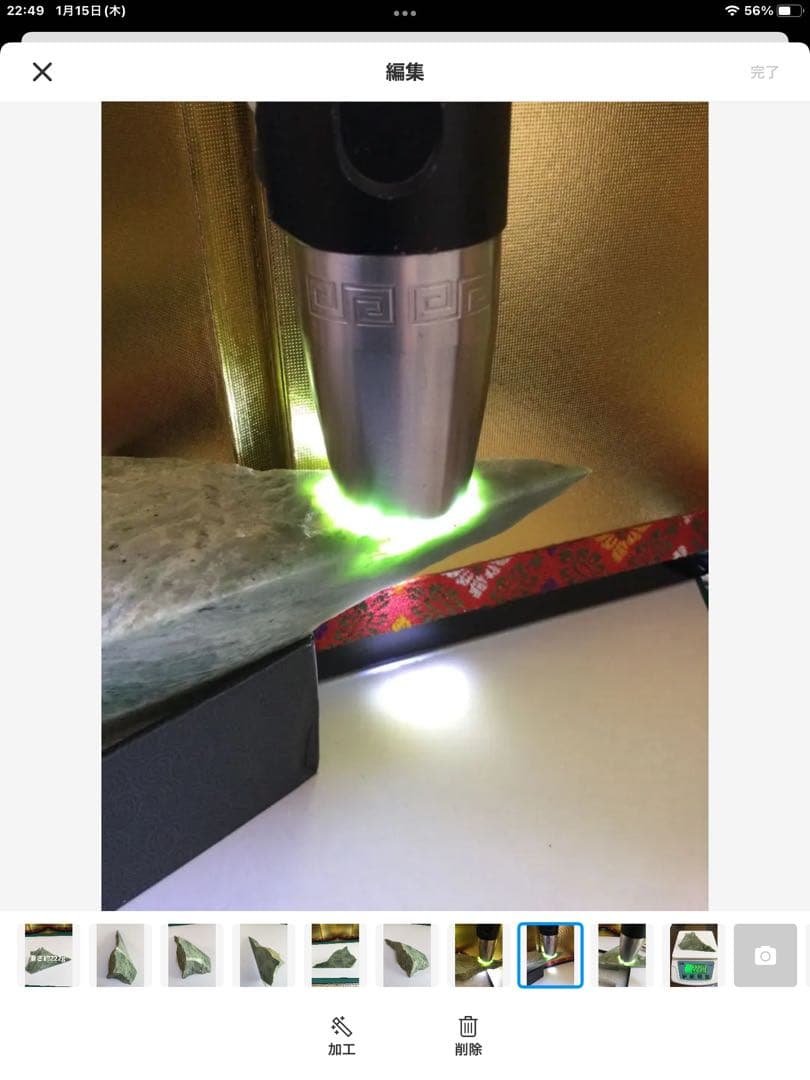 日高翡翠原石　宝石質　極上品　透過エメラルドグリーン