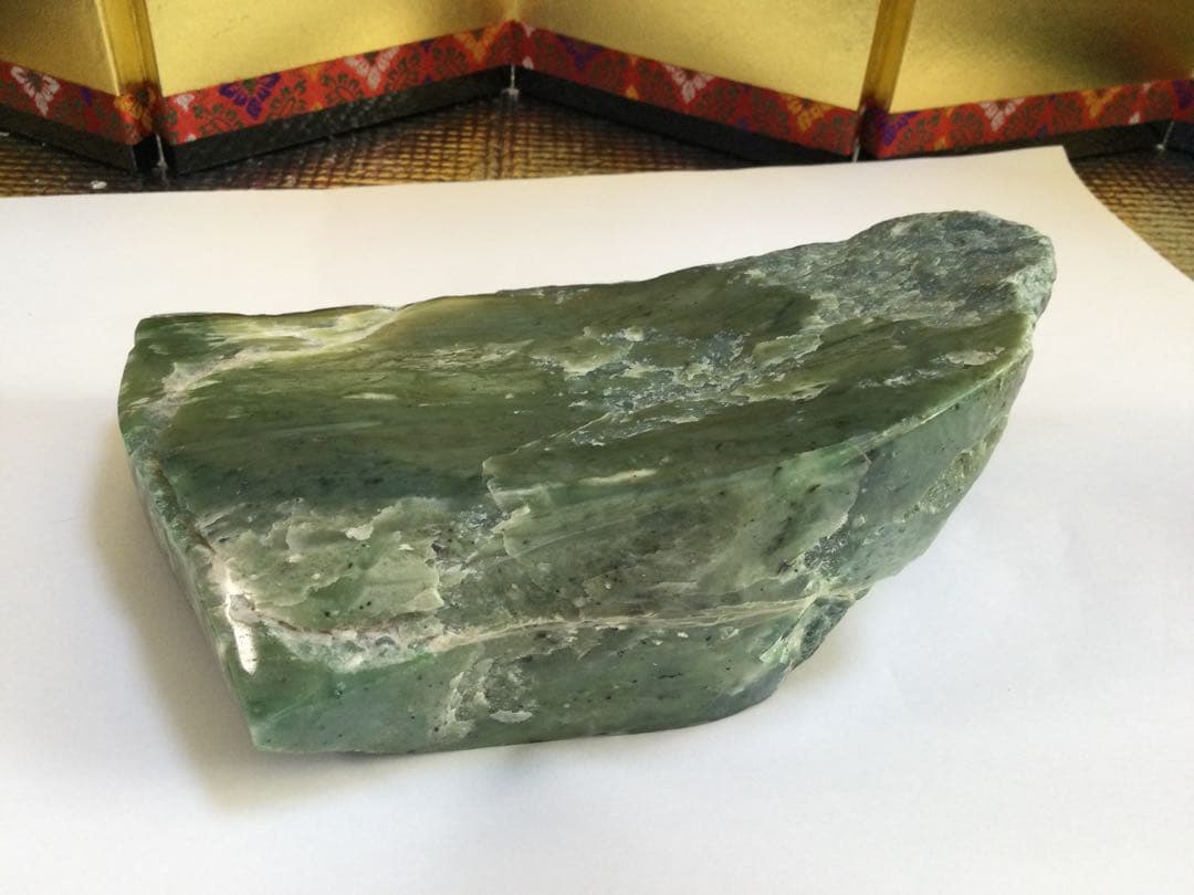 日高翡翠原石　宝石質　極上品　透過エメラルドグリーン
