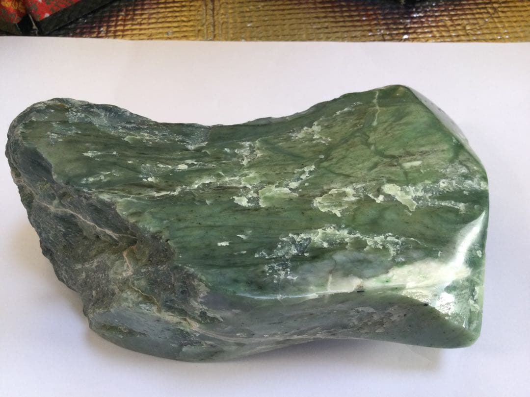 日高翡翠原石　宝石質　極上品　透過エメラルドグリーン