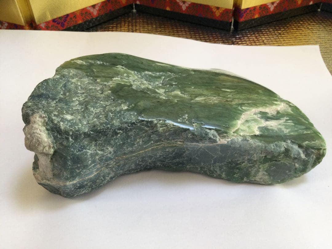 日高翡翠原石　宝石質　極上品　透過エメラルドグリーン
