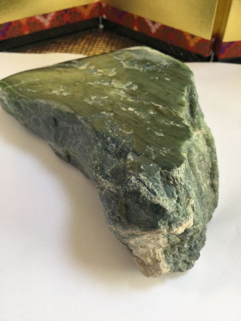 日高翡翠原石　宝石質　極上品　透過エメラルドグリーン