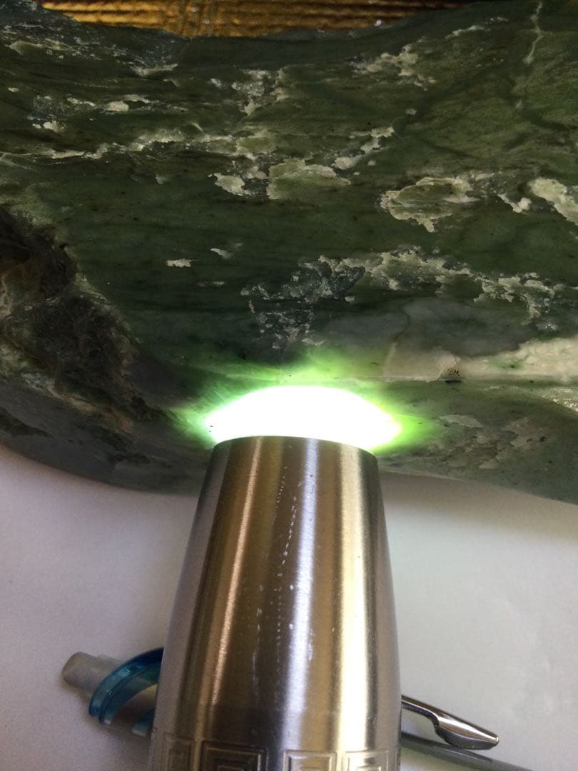 日高翡翠原石　宝石質　極上品　透過エメラルドグリーン