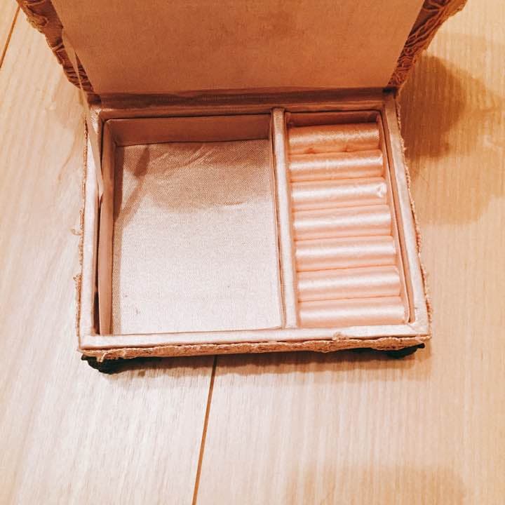 美品☆姫インテリア☆ソファ型のアクセサリーケース