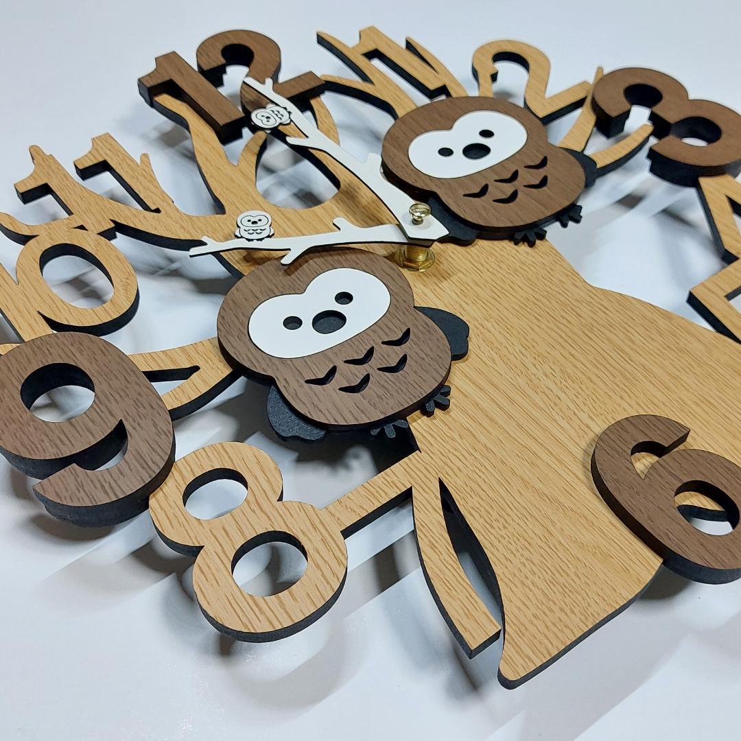 名入れ・文字入れ　幸福を呼ぶ「不苦労」　木とフクロウ　デザイン壁掛け静音時計