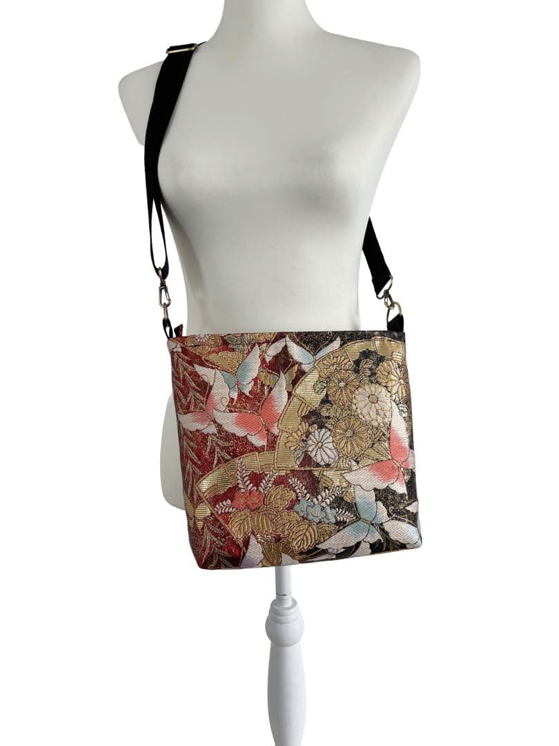 帯リメイクバッグ　赤と金に舞う扇と蝶のショルダーバッグ　正絹・一点物・和モダン