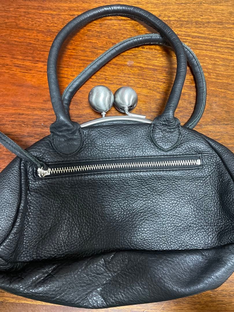 クレッシェント　CRESCENT HITOMI AZUHATA 牛革がま口バッグ