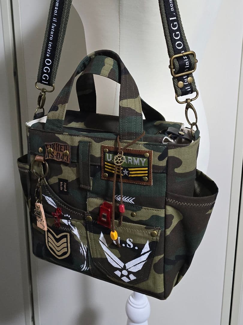 デニムリメイク トートバッグ 迷彩上部ファスナー 底板 ストラップ付き
