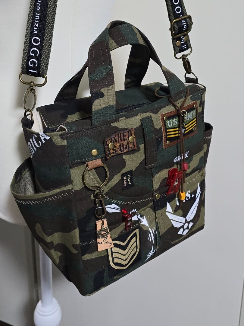 デニムリメイク トートバッグ 迷彩上部ファスナー 底板 ストラップ付き