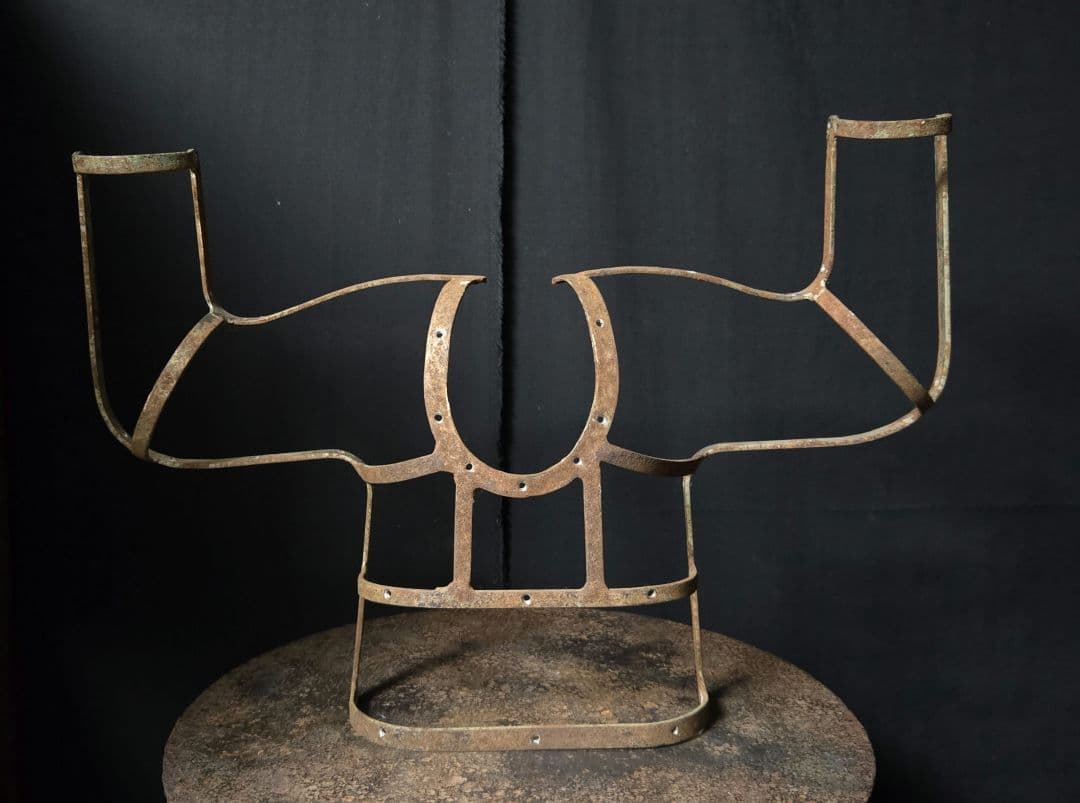 鉄さびの味わいが美しい何かの型？のオブジェ　プロテクターみたいな　骨董市古物