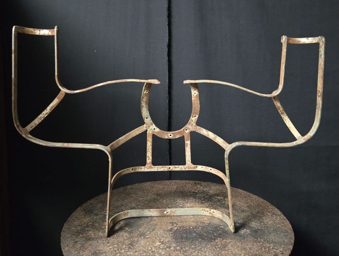 鉄さびの味わいが美しい何かの型？のオブジェ　プロテクターみたいな　骨董市古物