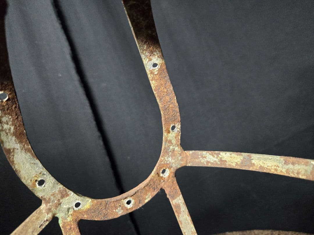 鉄さびの味わいが美しい何かの型？のオブジェ　プロテクターみたいな　骨董市古物