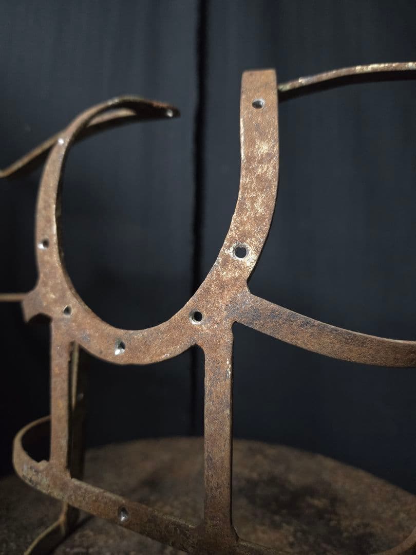 鉄さびの味わいが美しい何かの型？のオブジェ　プロテクターみたいな　骨董市古物