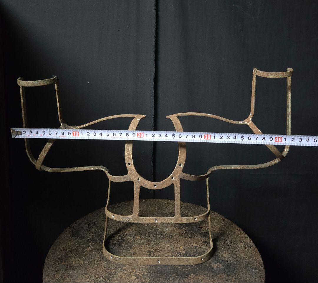 鉄さびの味わいが美しい何かの型？のオブジェ　プロテクターみたいな　骨董市古物