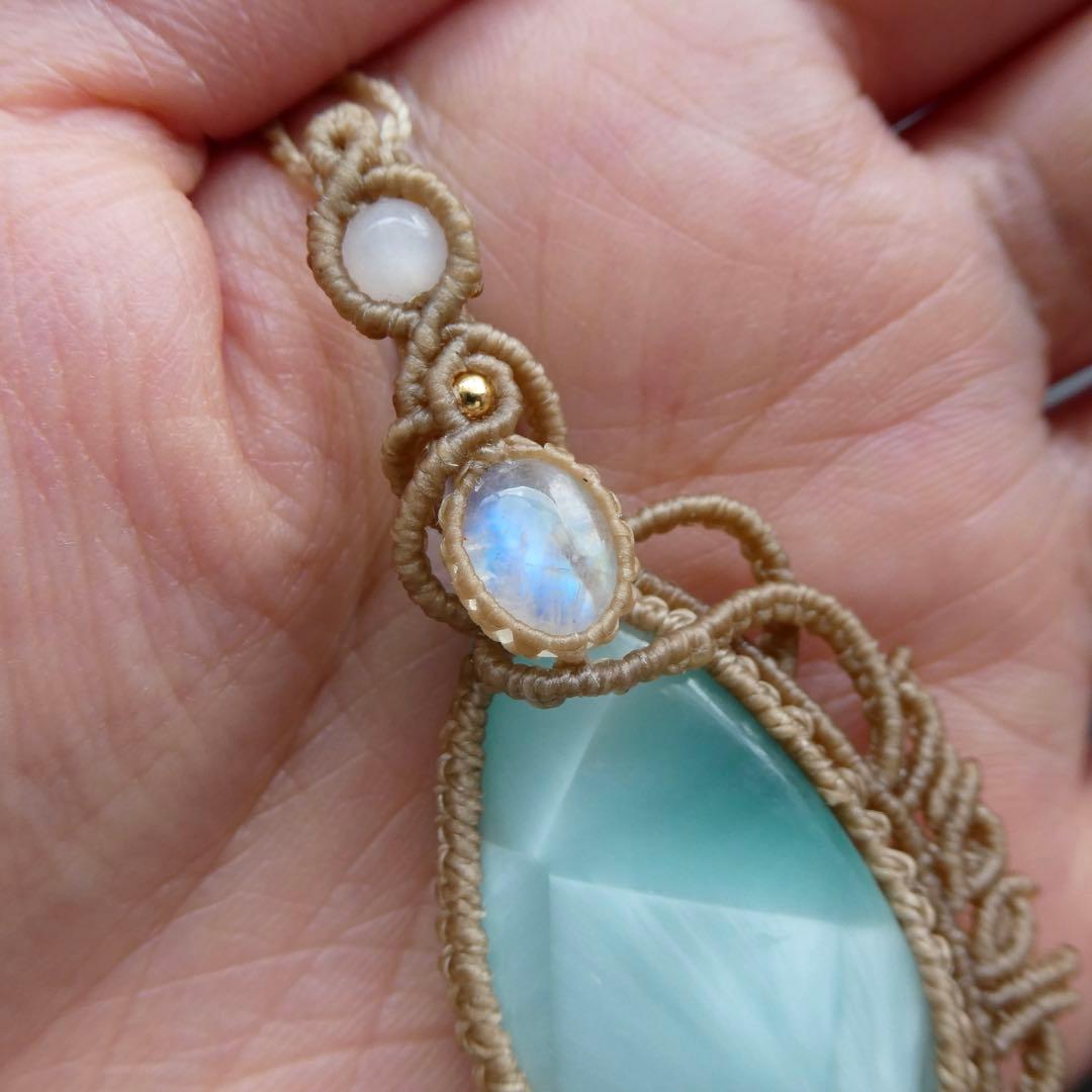 ヘミモルファイトとムーンストーン、のマクラメネックレス