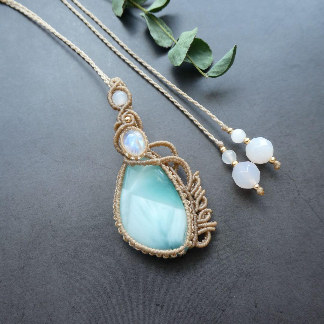 ヘミモルファイトとムーンストーン、のマクラメネックレス