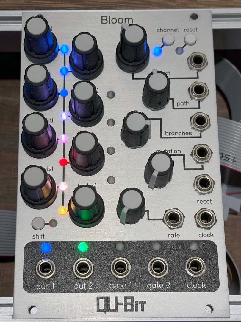 Qu-Bit Bloom v1 フラクタルシーケンサー シルバー＆黒パネル 元箱