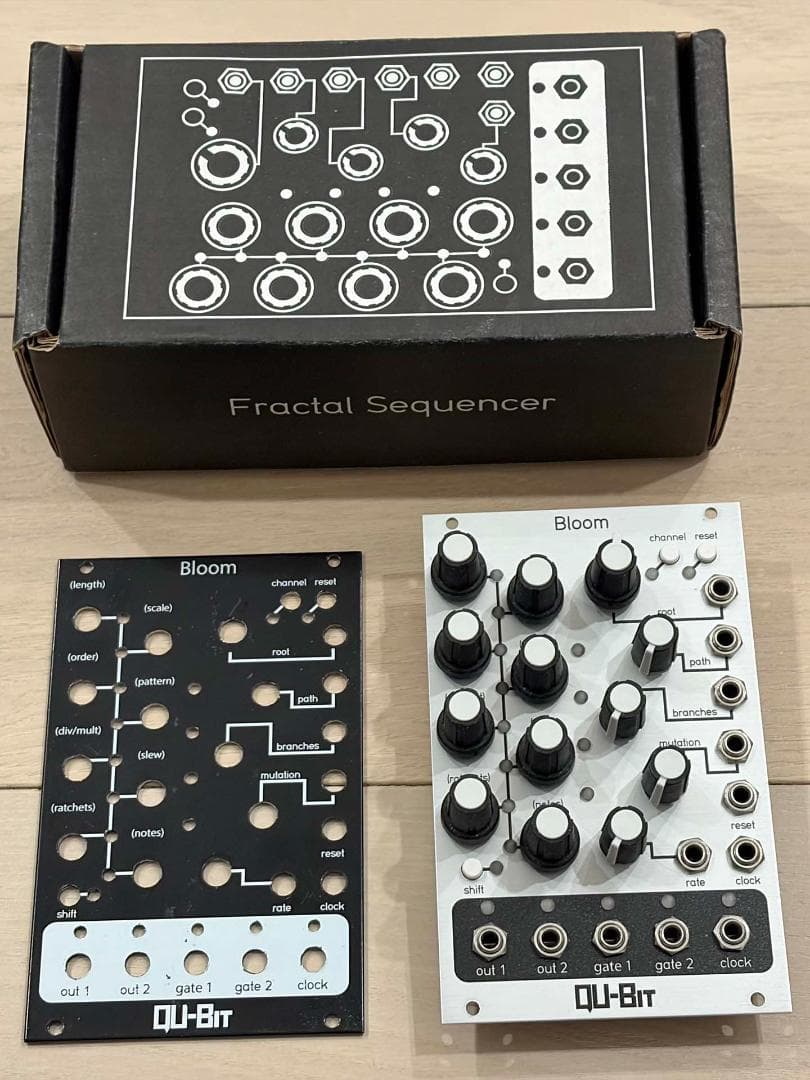 Qu-Bit Bloom v1 フラクタルシーケンサー シルバー＆黒パネル 元箱