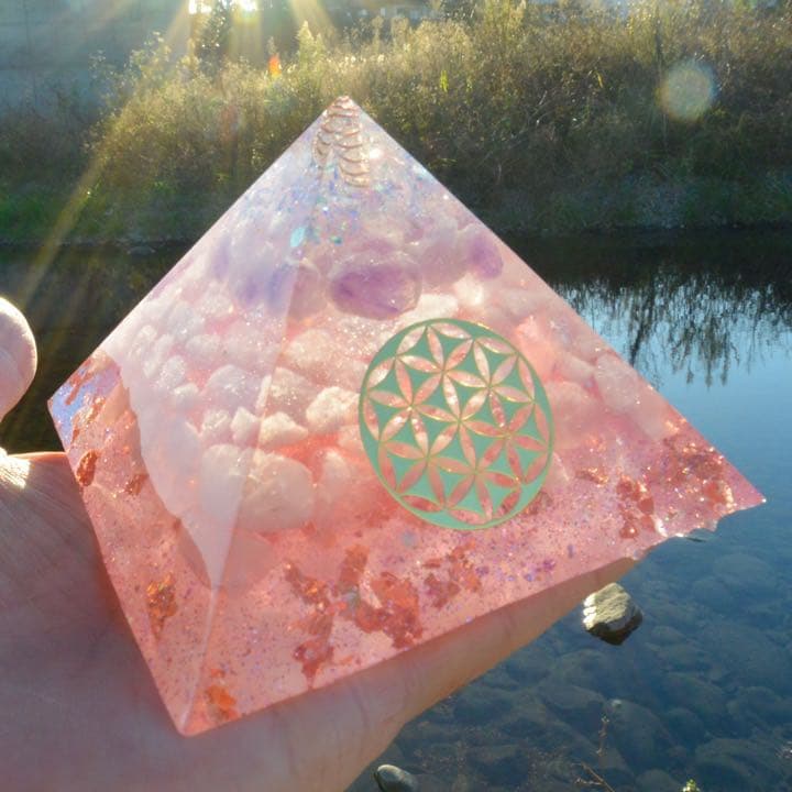 ✨高品質＆超強力　黄金比ピラミッド型オルゴナイト✨