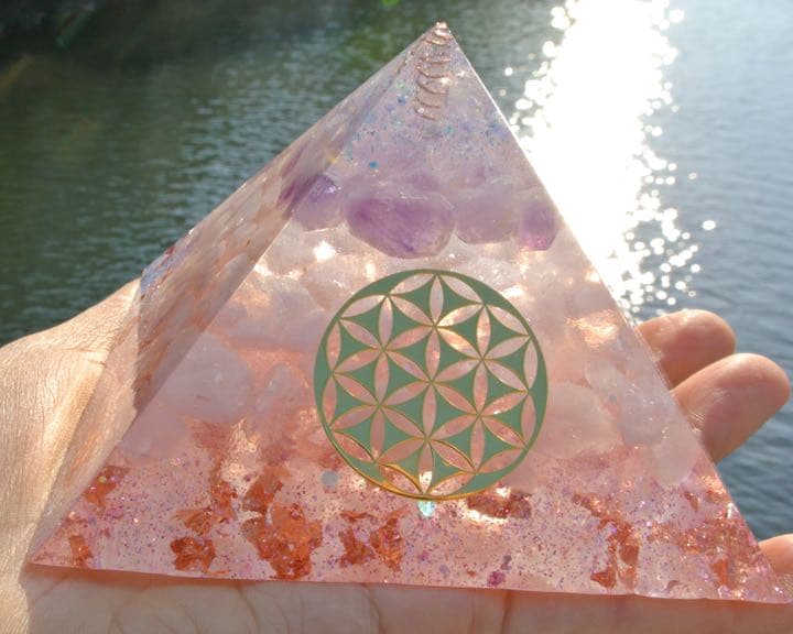 ✨高品質＆超強力　黄金比ピラミッド型オルゴナイト✨