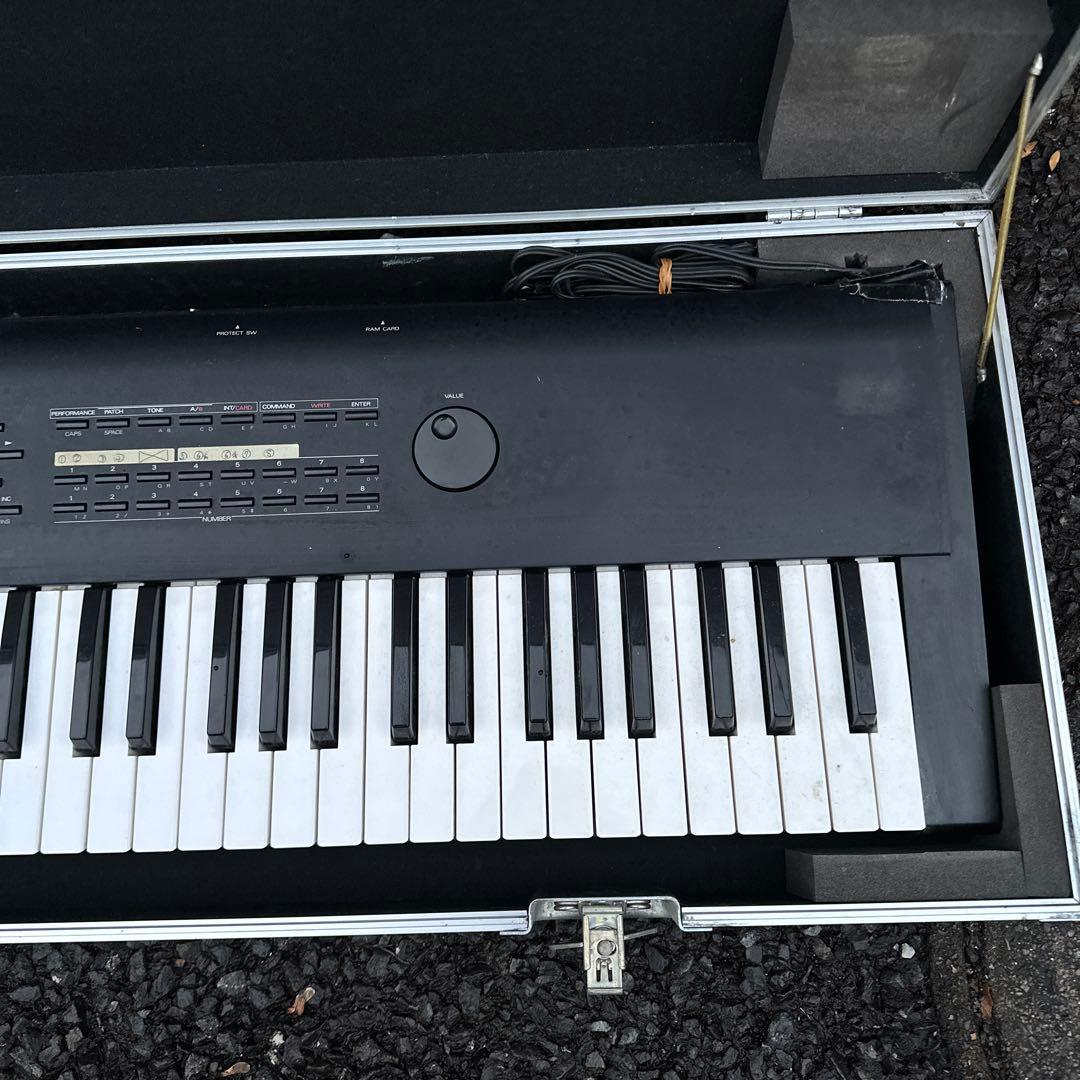 Roland D-70 シンセサイザー ハードケース付属 鍵盤楽器