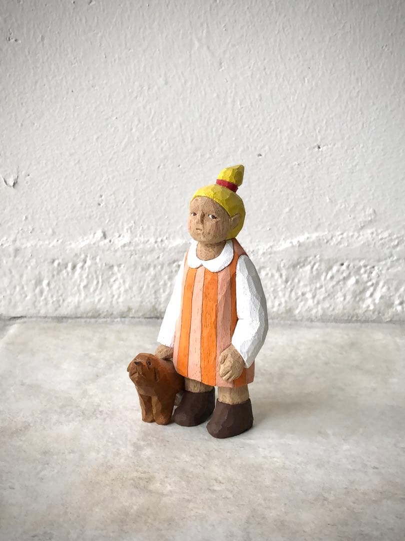 江籠正樹さん木彫「犬と少女」