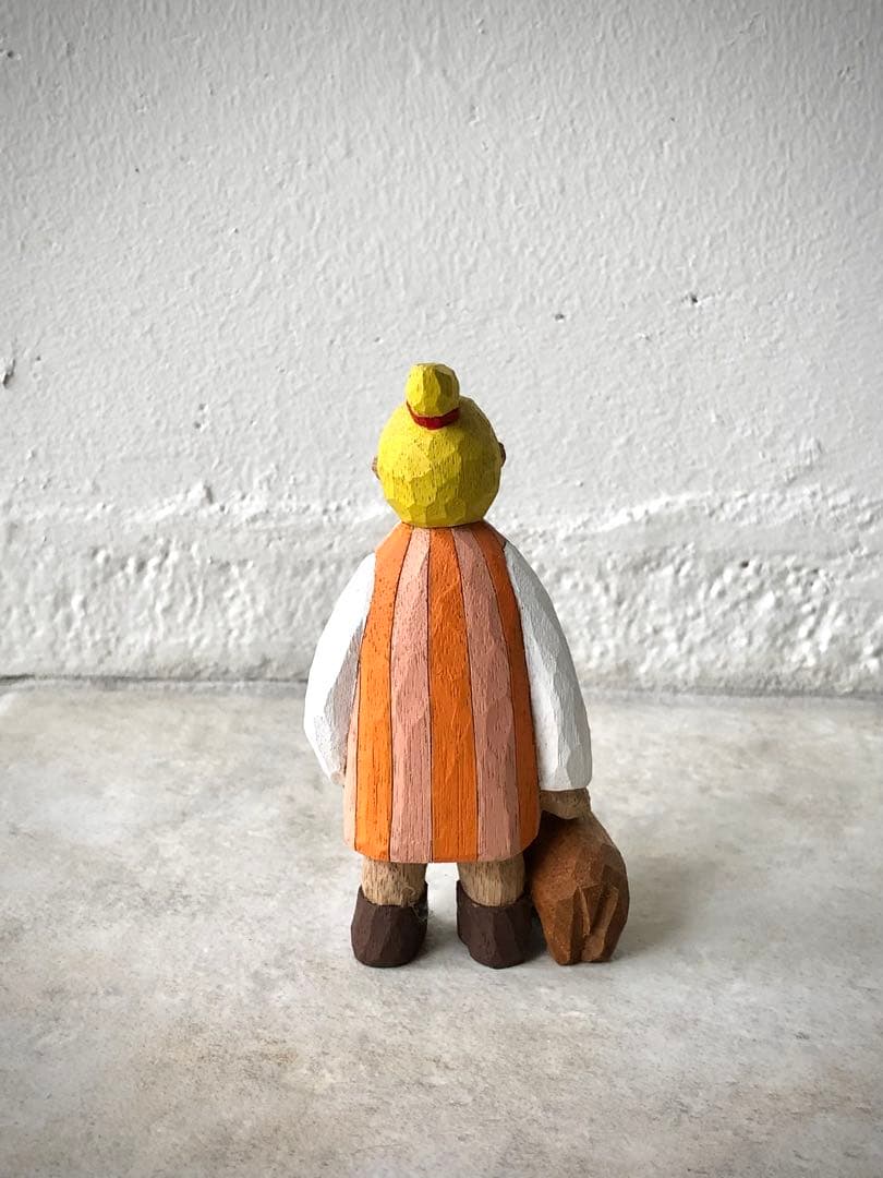 江籠正樹さん木彫「犬と少女」