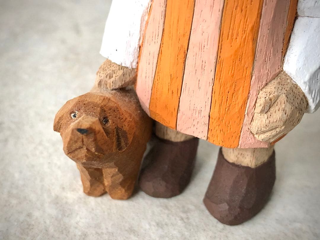 江籠正樹さん木彫「犬と少女」