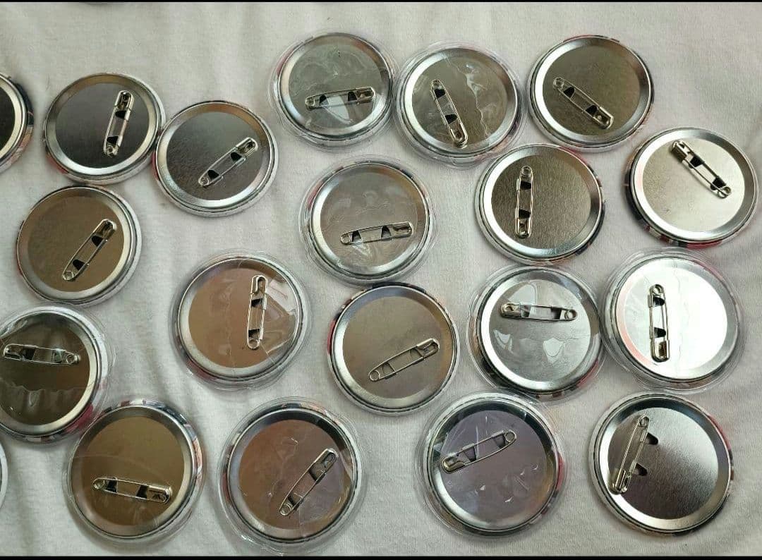 ピンズ・ピンバッジ・缶バッジ Riri