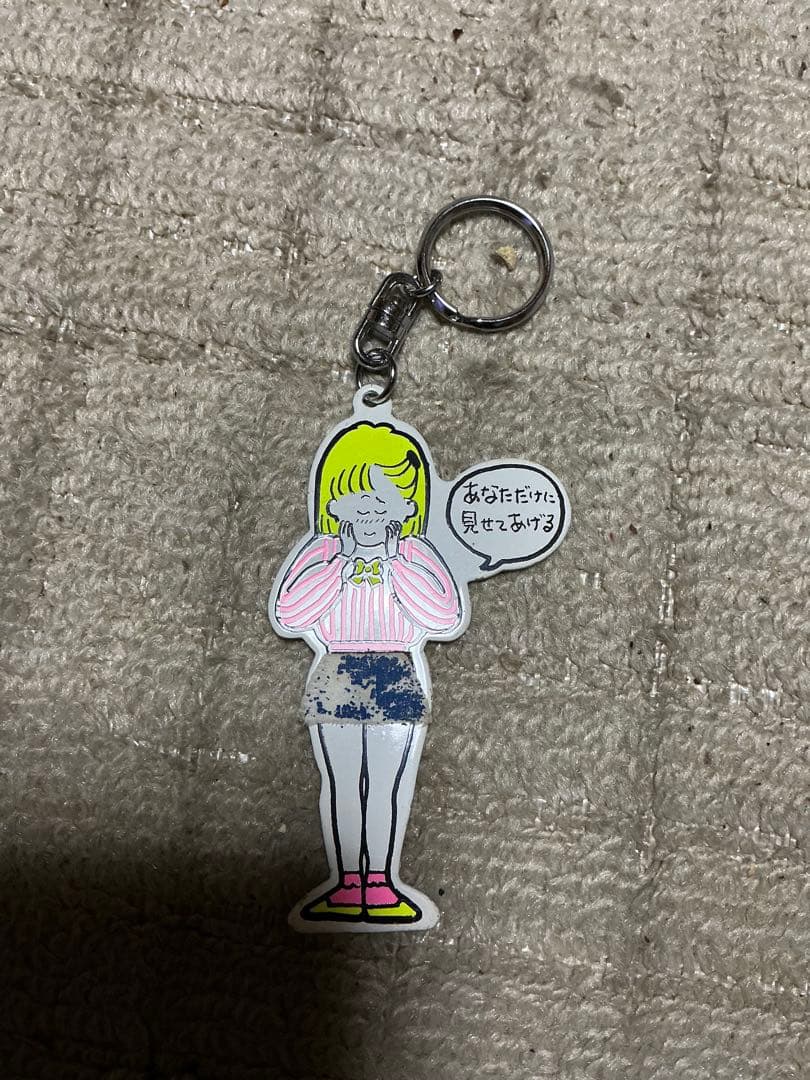 メタル製／女の子キイホルダー。【スカートを捲れば……】。