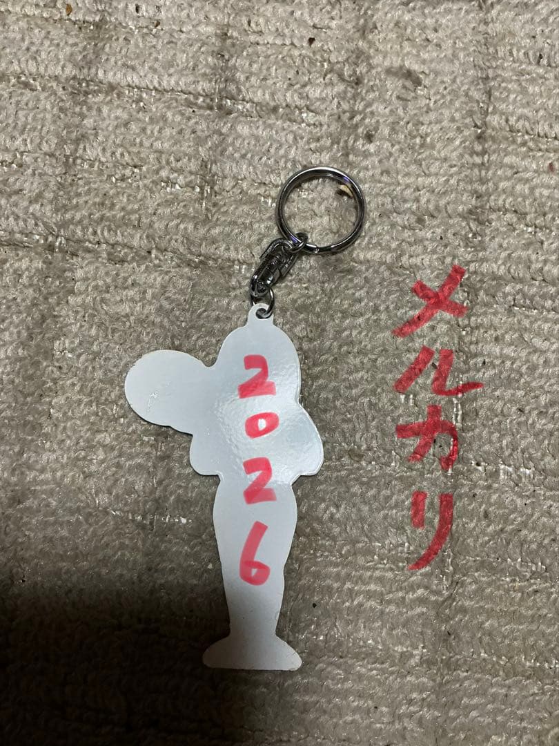 メタル製／女の子キイホルダー。【スカートを捲れば……】。