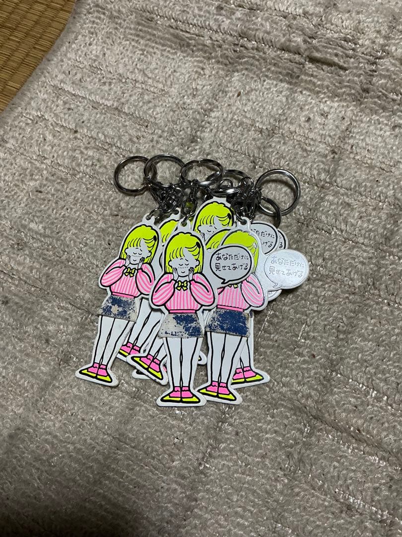 メタル製／女の子キイホルダー。【スカートを捲れば……】。