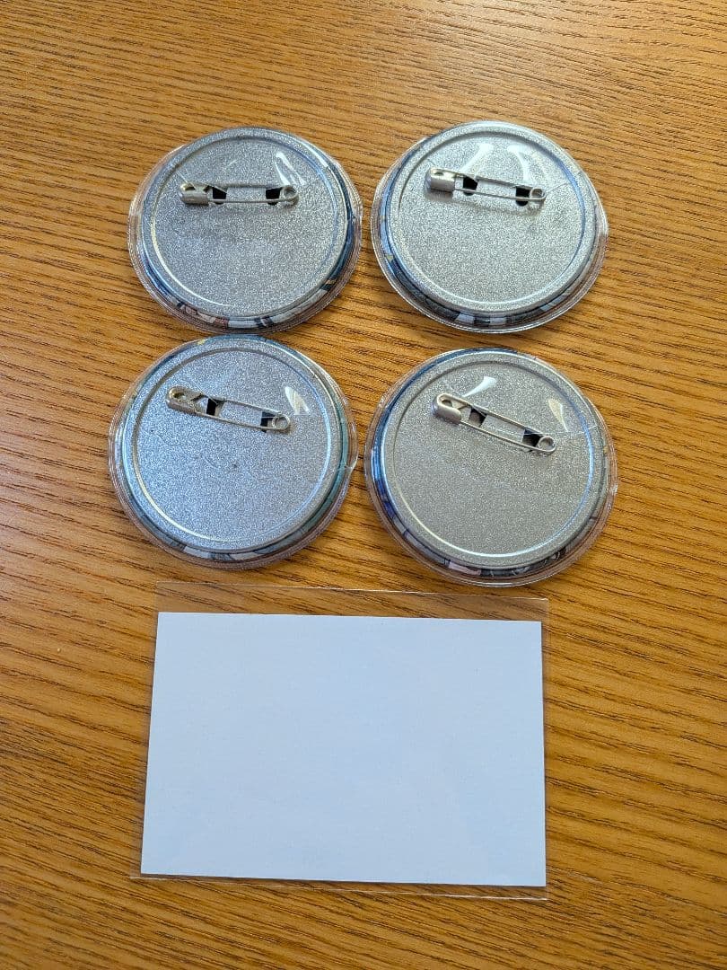 日常組　缶バッチ　カード　新聞　特典