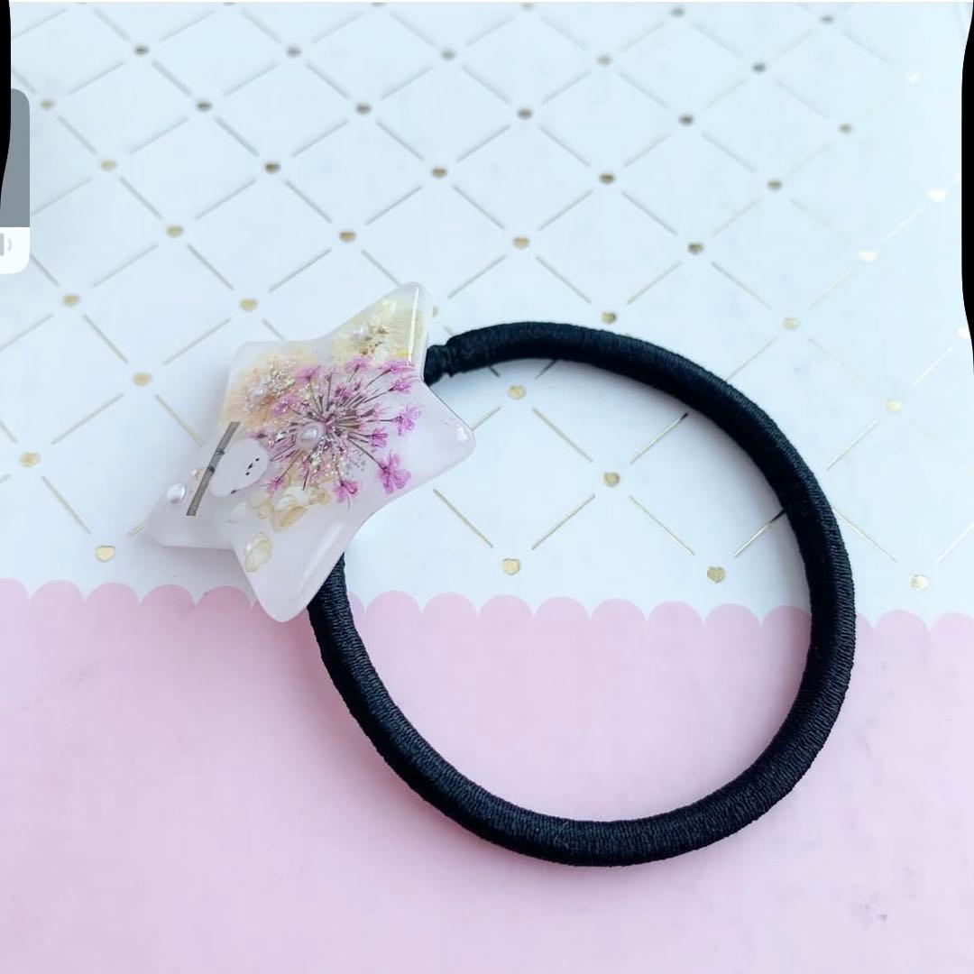 【3654】シマエナガのヘアゴム ピンクレースフラワー 黄と橙の2色のコデマリ