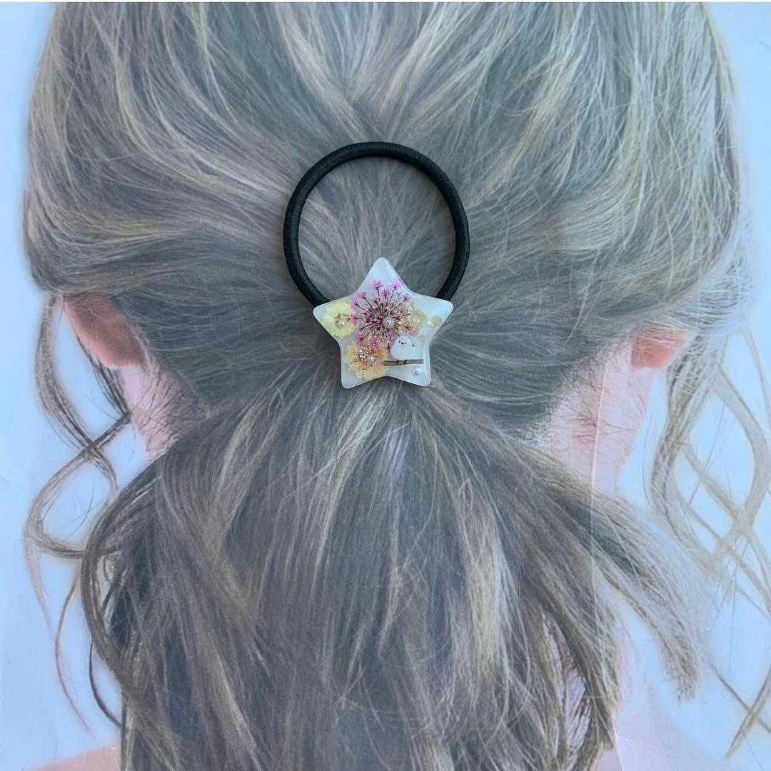 【3654】シマエナガのヘアゴム ピンクレースフラワー 黄と橙の2色のコデマリ