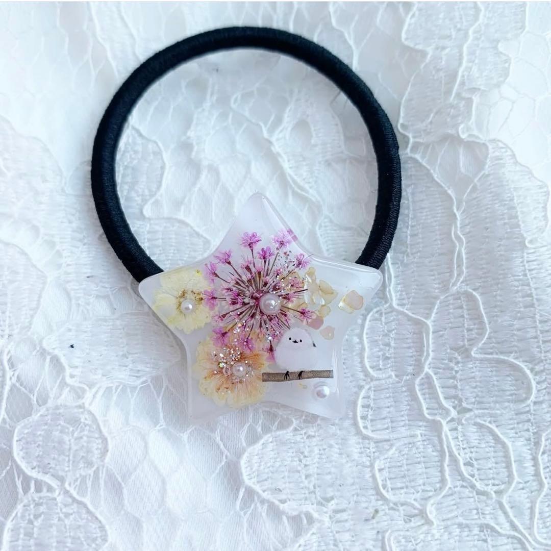 【3654】シマエナガのヘアゴム ピンクレースフラワー 黄と橙の2色のコデマリ