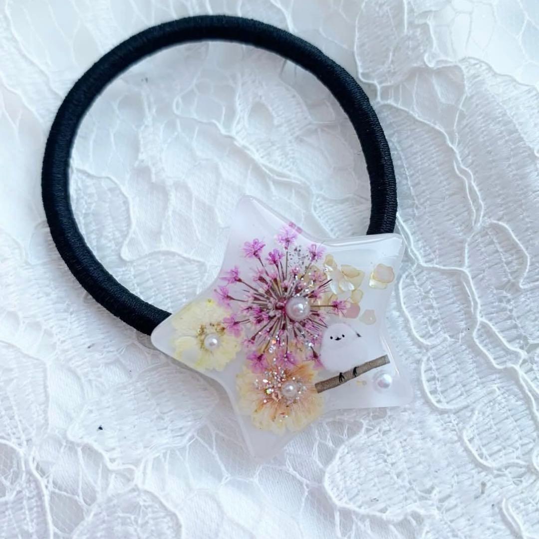 【3654】シマエナガのヘアゴム ピンクレースフラワー 黄と橙の2色のコデマリ