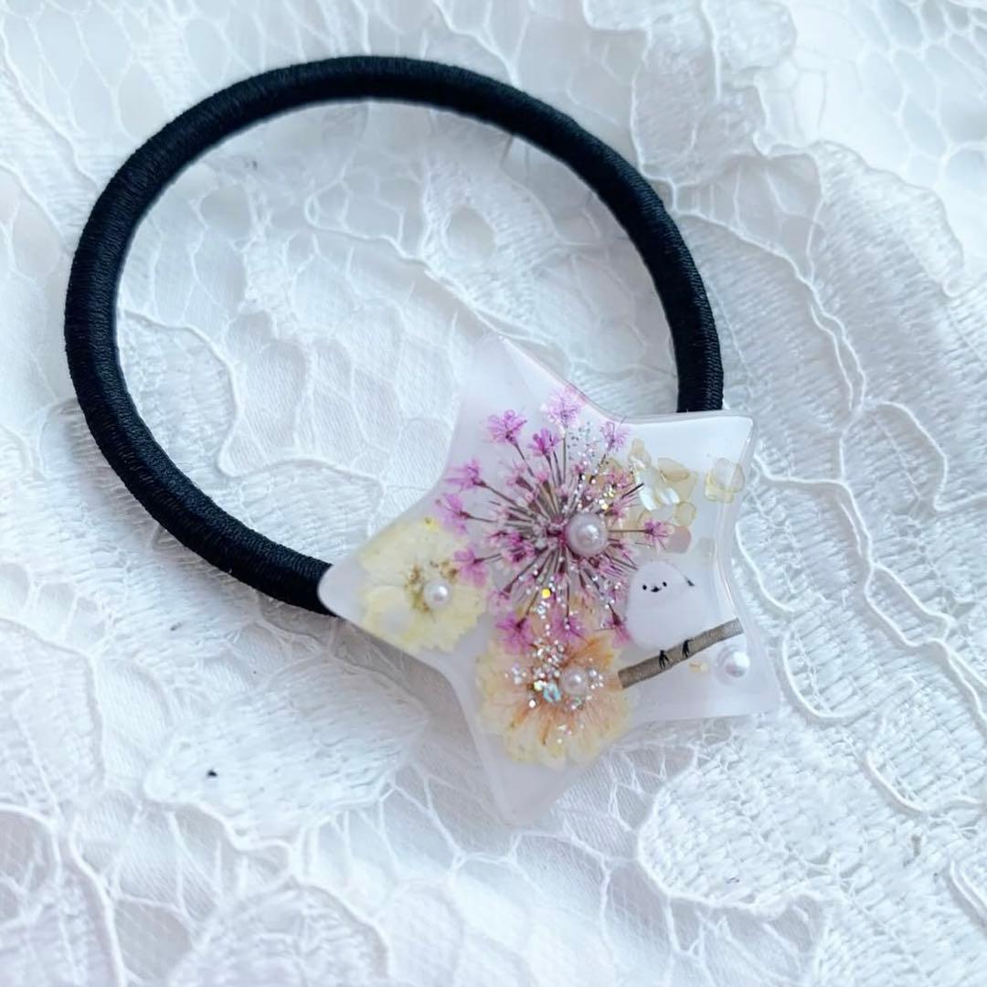 【3654】シマエナガのヘアゴム ピンクレースフラワー 黄と橙の2色のコデマリ