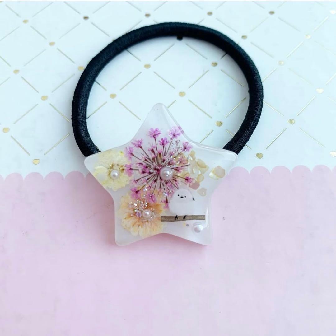 【3654】シマエナガのヘアゴム ピンクレースフラワー 黄と橙の2色のコデマリ