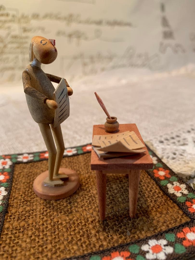 ドイツ製　木製人形　エルツ地方の珍しいユニークな文学者のお人形なんか可愛いです！
