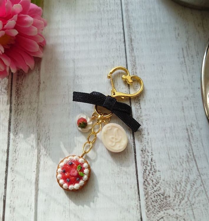 【展示のみ(受注制作不可)】いちごタルトのキーホルダー♡ご希望のイニシャルで♡