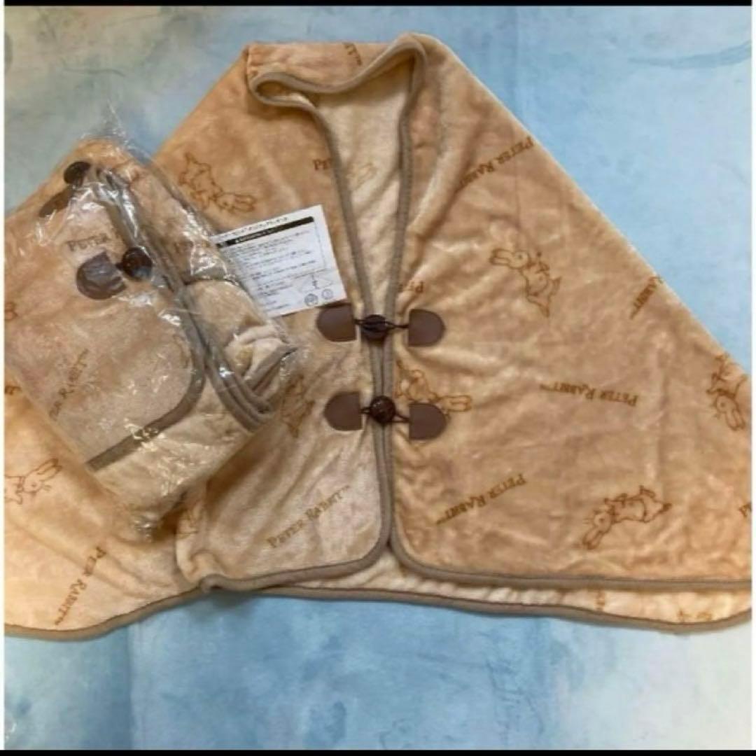 ピーターラビットオリジナルクッション2個&ブランケット兼あったかマント2点