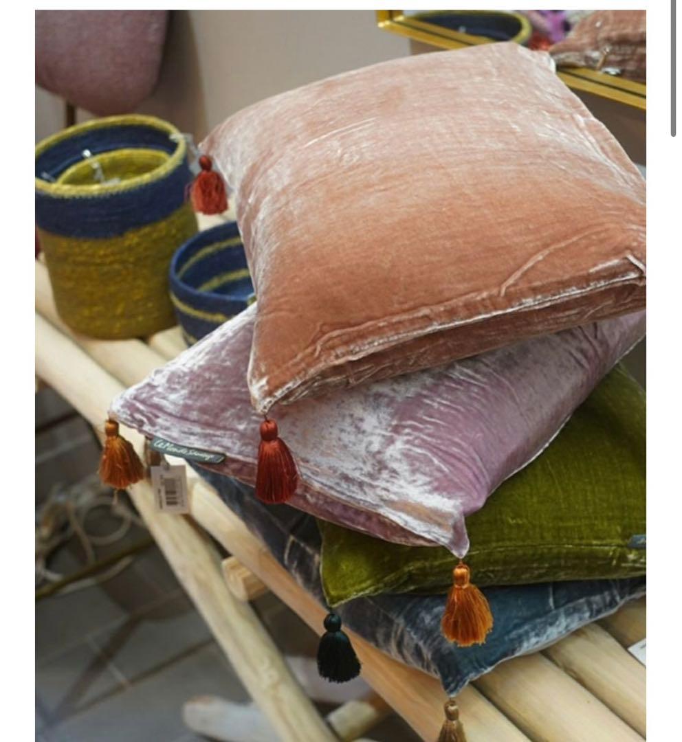 Le Monde Sauvage フリンジ付きベルベットクッション