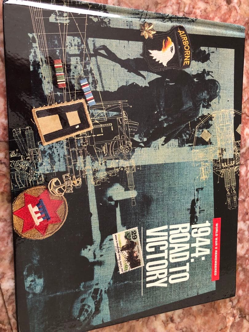 ①アメリカ郵便公社　World War II Remembered 切手アルバム