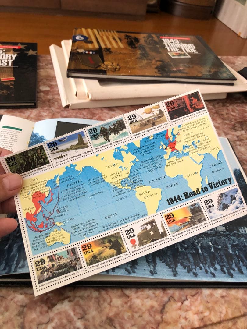 ①アメリカ郵便公社　World War II Remembered 切手アルバム