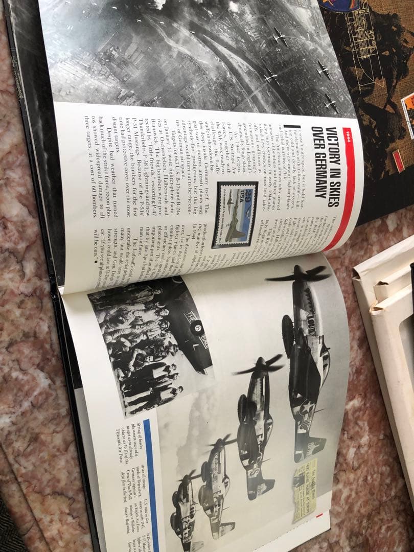 ①アメリカ郵便公社　World War II Remembered 切手アルバム