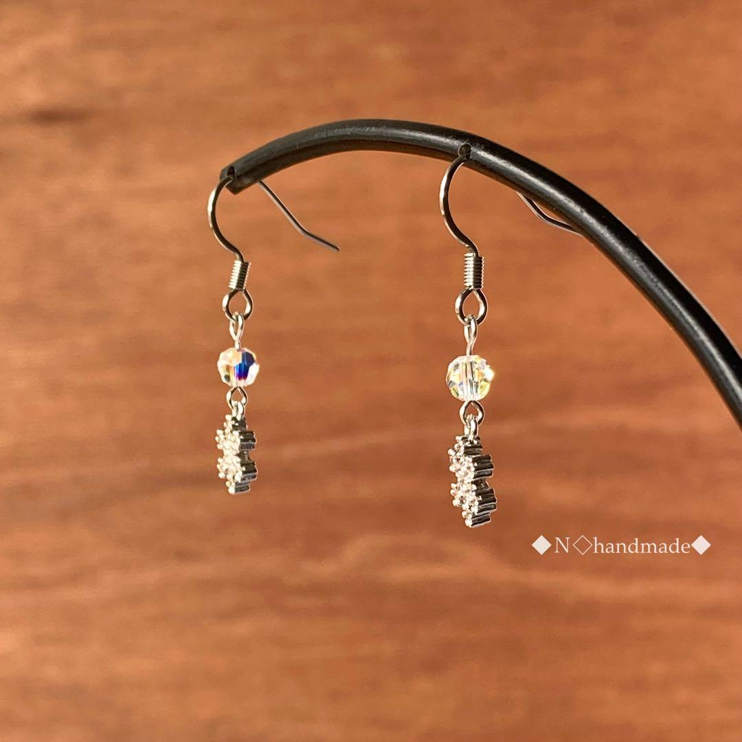 雪の結晶ピアス〈キュービックジルコニア〉シルバーカラー